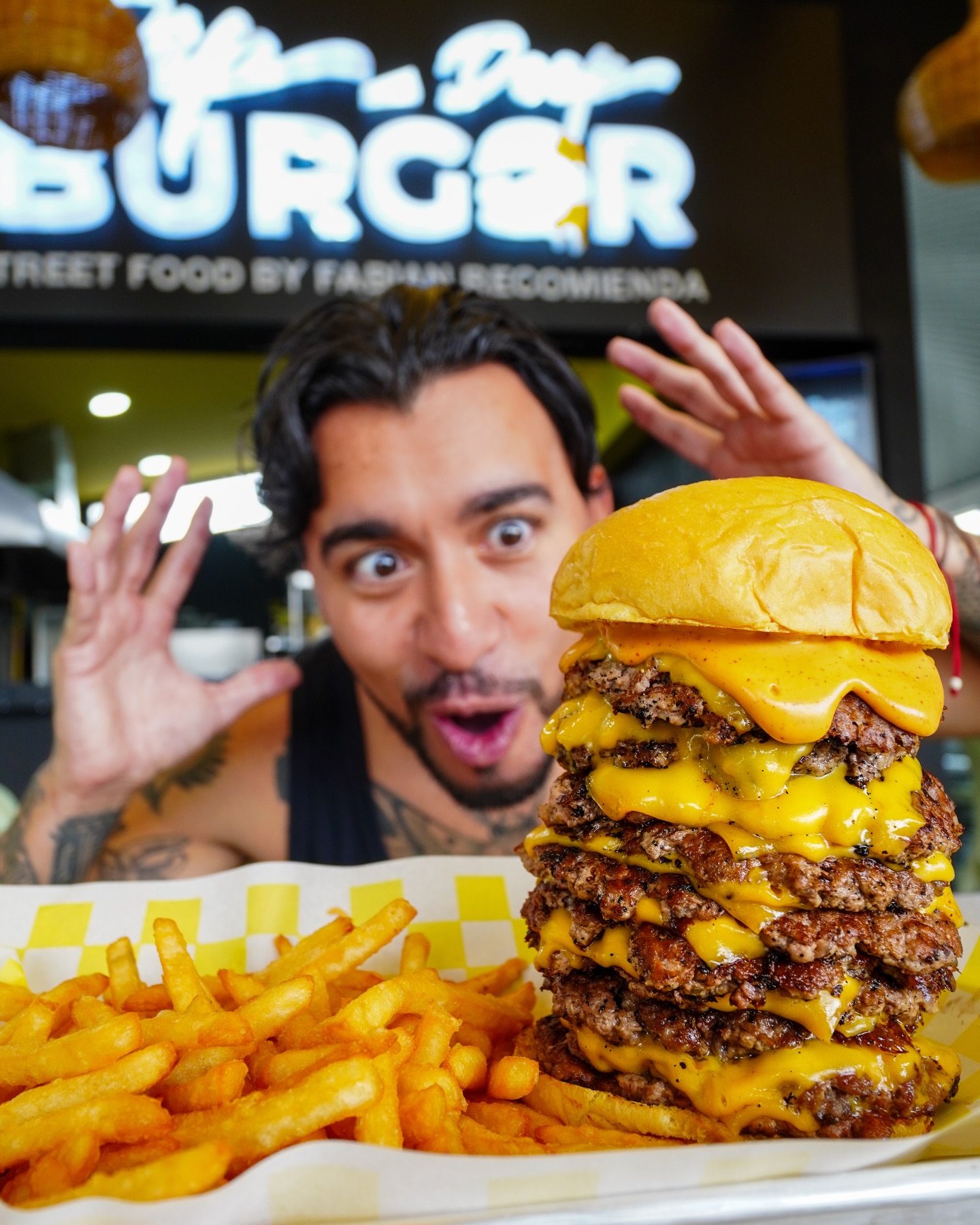 Fabián con la burger del reto